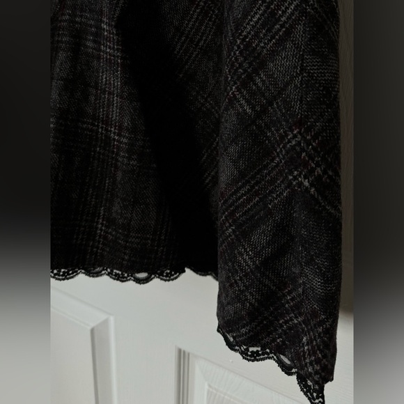 Checkered print skirt. Dark red/ grey and black. Size 4 - Picture 2 of 3